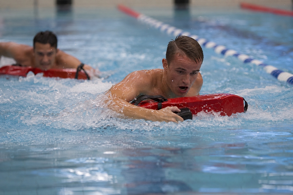 Pool lifesaving sport competition — rescue tube race